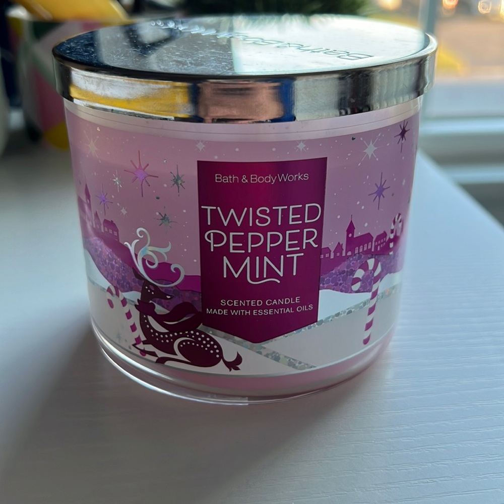 Bath and body works twisted peppermint candle